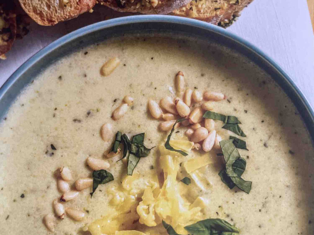 Brokkoli-Kartoffel-Suppe mit Pinienkernen, und käsigem Knoblauch | Hochgeladen von: MNeverman