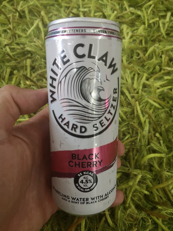White Claw Hard Seltzer Black Cherry von HankMoody82 | Hochgeladen von: HankMoody82
