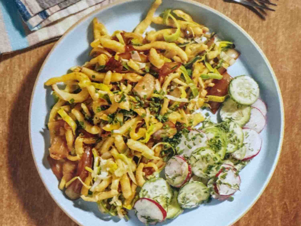 Porree-Spätzle-Pfanne mit süßen Zwiebeln, dazu Gurken-Radieschen | Hochgeladen von: vitad