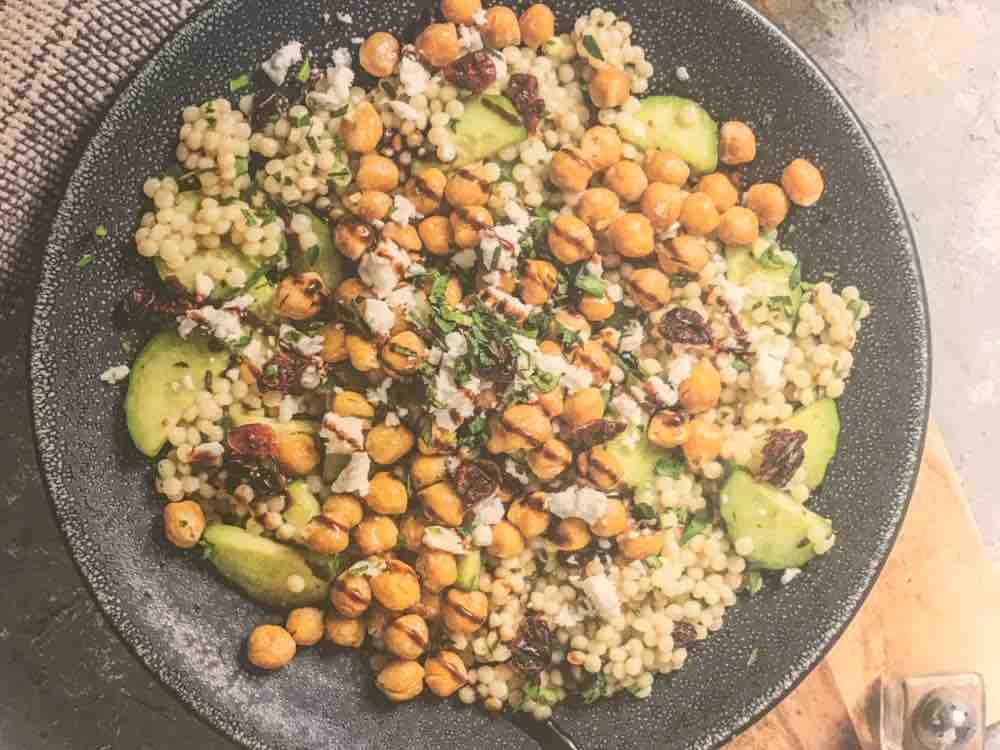 Perlencouscous-Salat mit Ziegenkäse, mit Cranberries, Gurke und  | Hochgeladen von: Janey