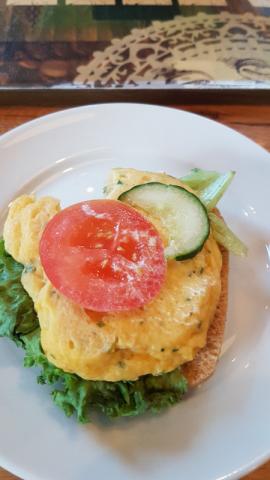 Rührei + Tomate auf Vollkornbrot von Mao75 | Hochgeladen von: Mao75