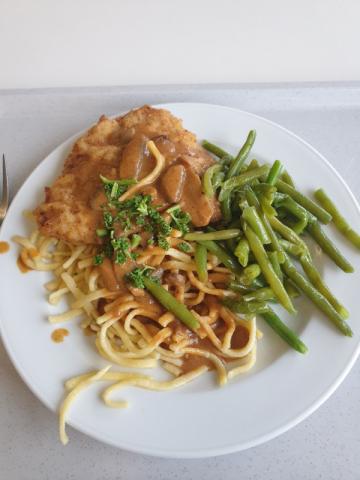 Schnitzel Berner Art mit Butterspätzle, mit Champignonrahmsauce  | Hochgeladen von: Stevengymgym