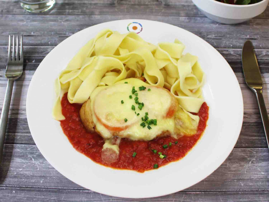 Überbackenes Hähnchenbrustfilet mit Bandnudeln Mensa Vaihingen,  | Hochgeladen von: JLI