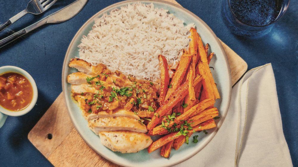 Hähnchen mit Aprikosen-Curry-Soße, dazu Ofenkarotten und fluffig | Hochgeladen von: germanotter