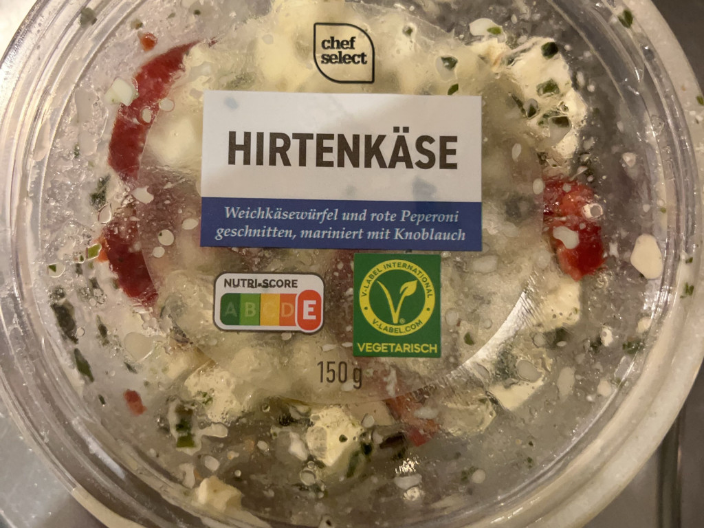 Hirtenkäse, Weichkäsewürfel und rote Peperoni geschnitten von cc | Hochgeladen von: ccat