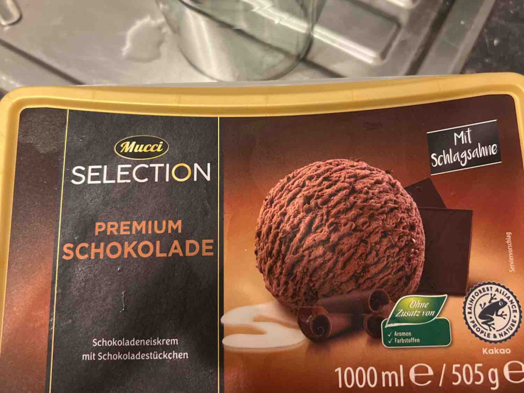 schokoladeneiscreme mit dshokoladenstückchen, mit schlagsahne vo | Hochgeladen von: davidmcll