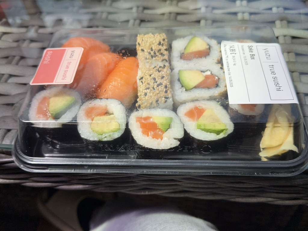 Sake Box Sushi von lisastzz | Hochgeladen von: lisastzz Sake Box Sushi von lisastzz | Hochgeladen von: lisastzz