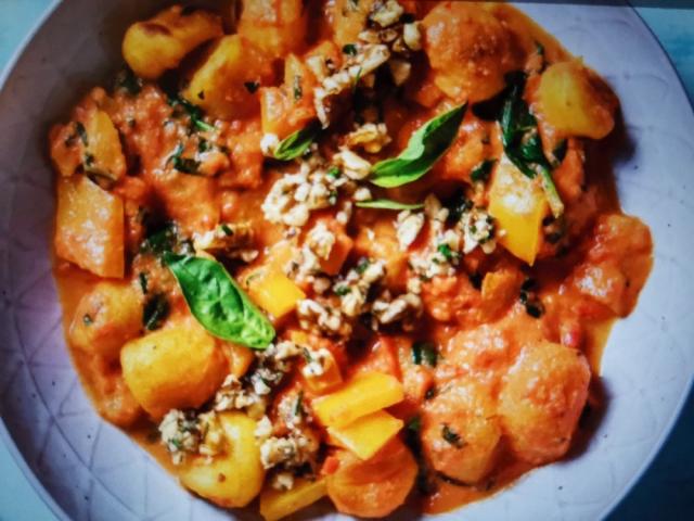 Gnocchi in cremiger Tomatensoße, mit Schnittlauch-Walnuss-Öl von | Hochgeladen von: minkipower