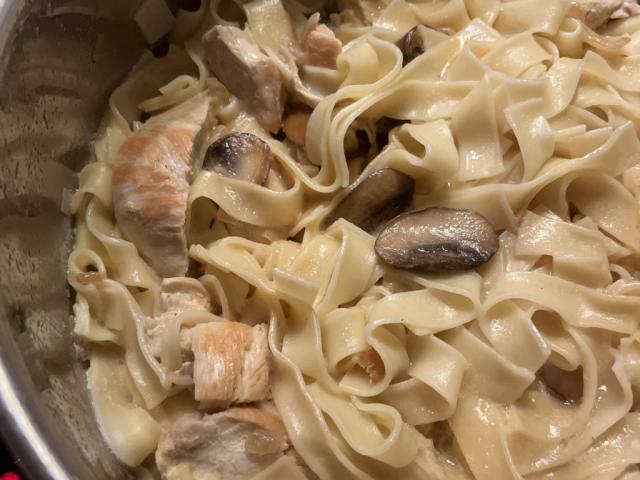 Putengeschnetzeltes mit Bandnudeln und Champignons von liudmila7 | Hochgeladen von: liudmila79 Putengeschnetzeltes mit Bandnudeln und Champignons von liudmila7 | Hochgeladen von: liudmila79