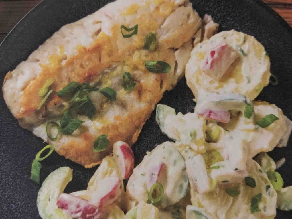 Zitroniges Fischfilet, dazu Kartoffelsalat mit Gurke und Radiesc | Hochgeladen von: PSch