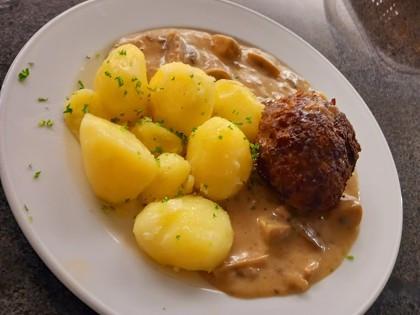 Dussmann Hacksteak mit Cremechampignons und Petersilienkartoffel | Hochgeladen von: i bims