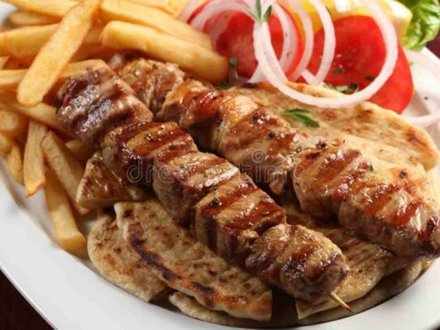 griechische Grillplatte mit Pommes und Salat, (Gyros, Souvlaki,  | Hochgeladen von: TomcatMV