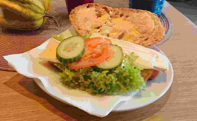 Camembert mit Salat | Hochgeladen von: muddyfoxx
