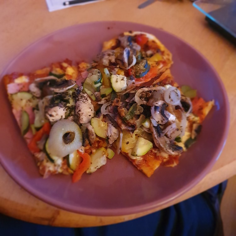 Meine Pizza, Normaler Teig selbstgemacht, Tomate, Champignons vo | Hochgeladen von: Horst L.