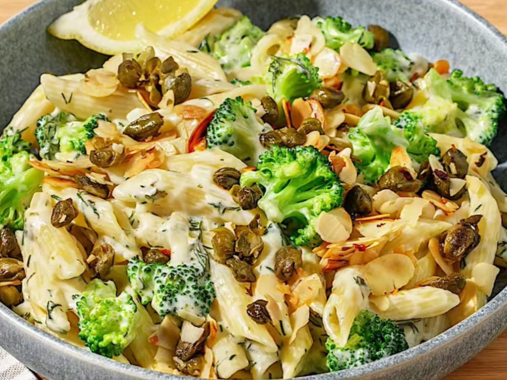 Skandi Penne mit Kapern-Mandel-Chili-Topping, Brokkoli und cremi | Hochgeladen von: clairestw Skandi Penne mit Kapern-Mandel-Chili-Topping, Brokkoli und cremi | Hochgeladen von: clairestw