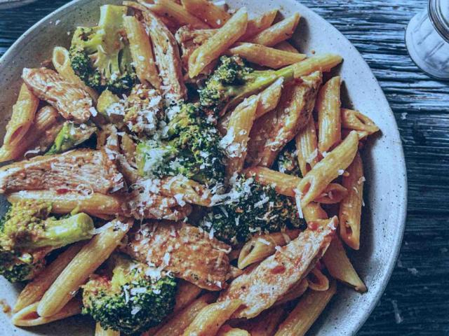 Hähnchen-pasta mit Brokkoliröschen, In Tomaten-Sahne-Soße von Ga | Hochgeladen von: Gardinski