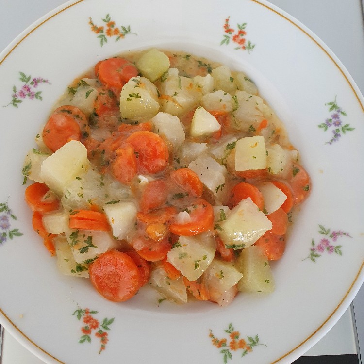 Selbstgemacht, Kohlrabi-Möhrengemüse, mit Petersilie und Mehlbutter ...