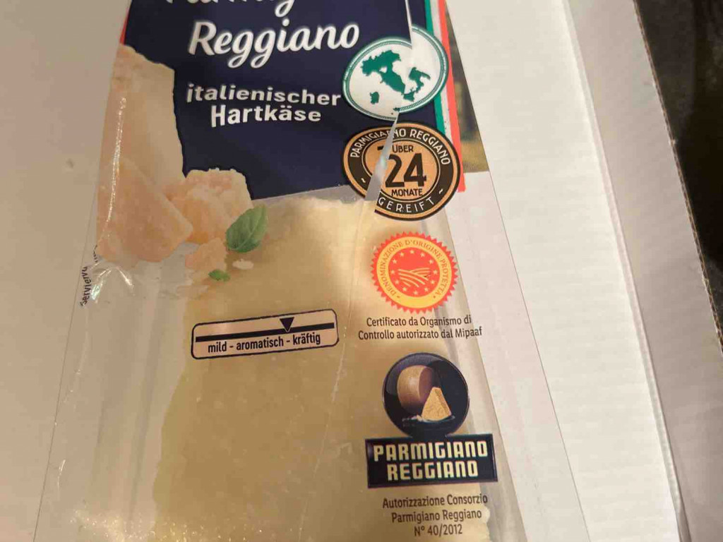 Parmigiano Reggiano, italienischer Hartkäse von sofiprag | Hochgeladen von: sofiprag