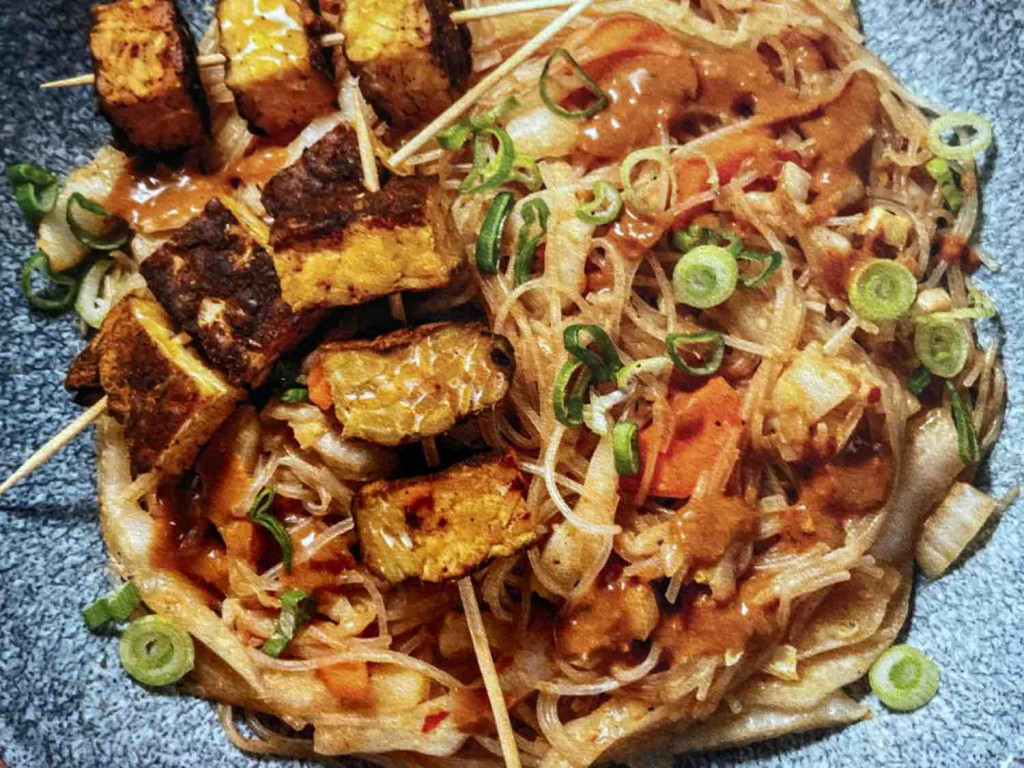 Tempeh-Satay-Spieße auf Glasnudeln von Swimmi | Hochgeladen von: Swimmi