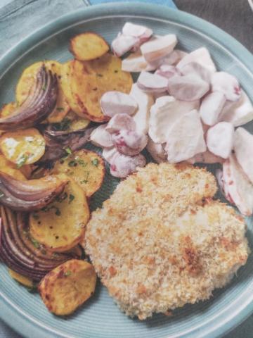 Backfisch mit Apfel-Radieschen-Salat, und würzigen Blechkartoffe | Hochgeladen von: Minke1975