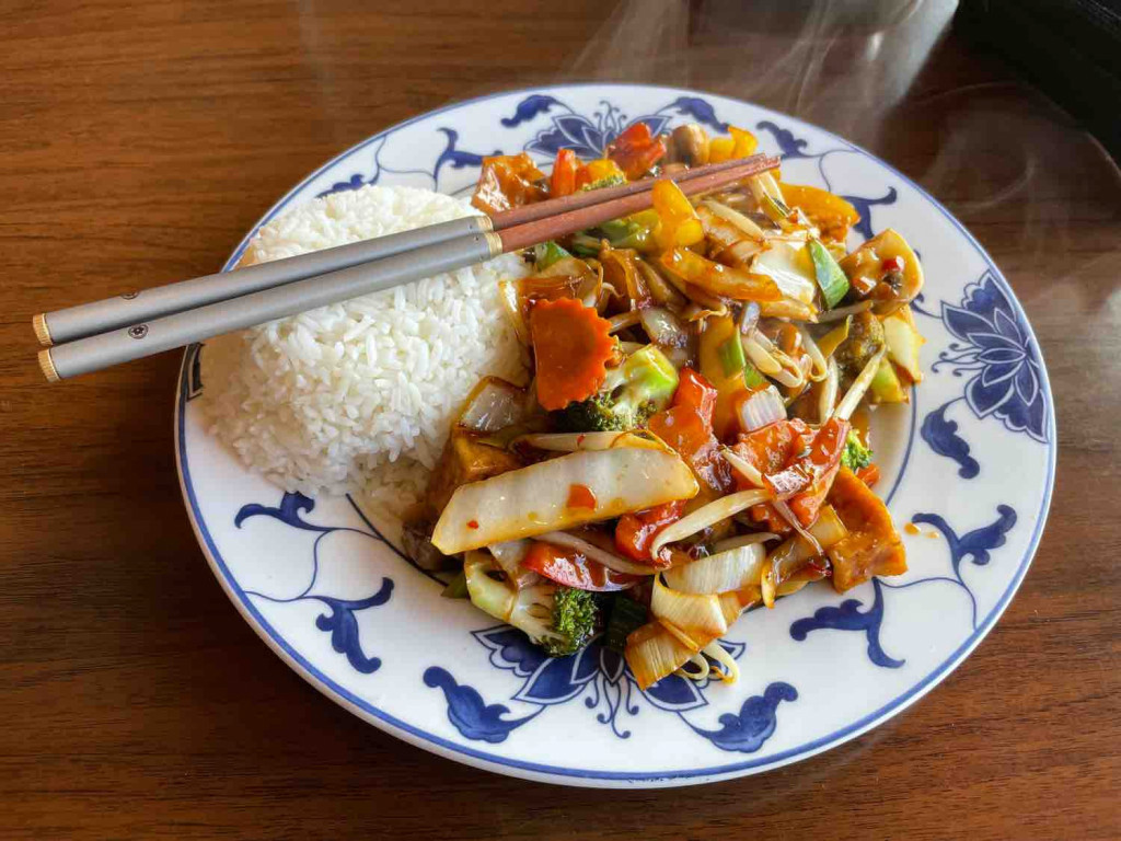 Restaurant, Gemüse gebraten mit Tofu und Reis, chinesisch Kalorien ...