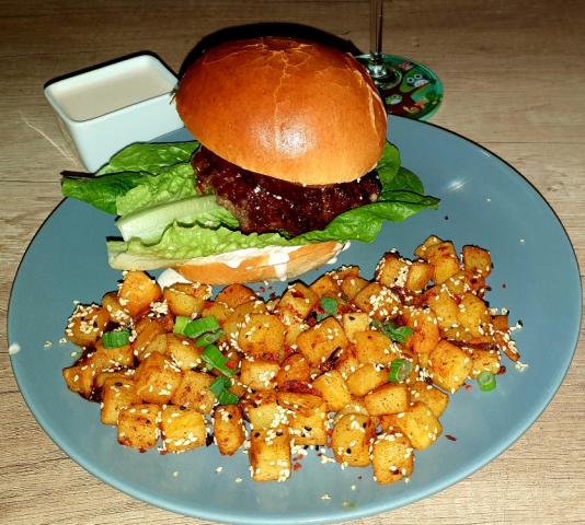 Bulgogi-Beef-Burger, mit Sesam-Kartoffelwürfeln und Sriracha-Dip | Hochgeladen von: blubbi82