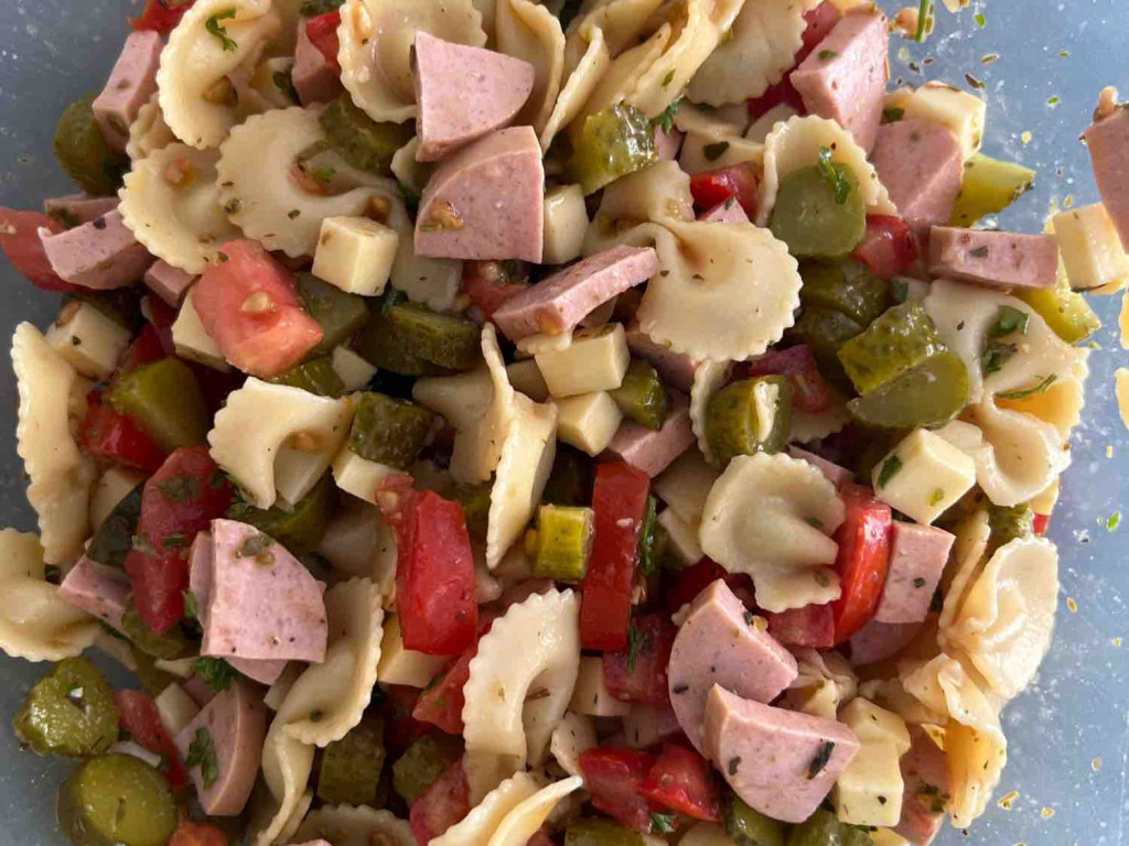 Teigwaren-Cervelat-Salat, mit Käse& Gurken & Tomaten von | Hochgeladen von: Gertrud54