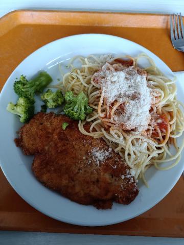 Mailänder Schnitzel mit Spaghetti und Tomatensauce von BrokeWald | Hochgeladen von: BrokeWaldo