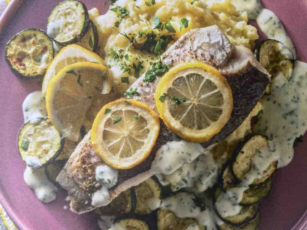 Zitroniger Fisch mit Kerbelsosse, Ofenzucchini und Hartkäsestamp | Hochgeladen von: dadel