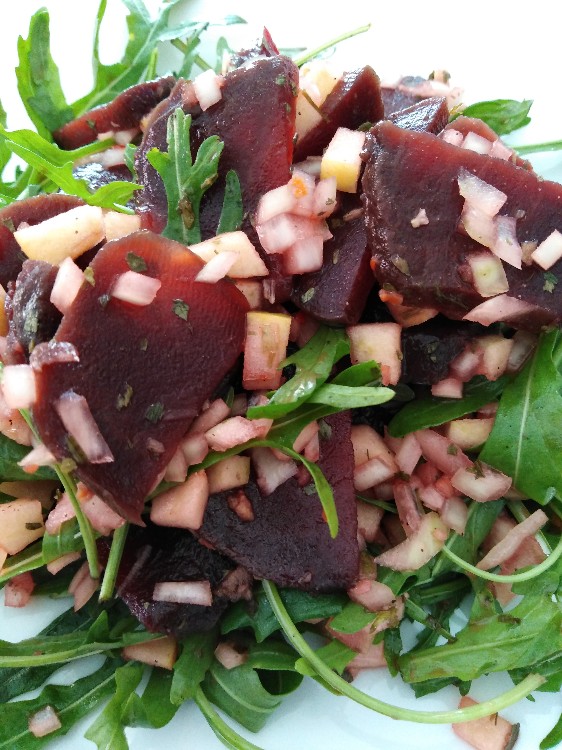 Rote Beete - Salat mit 2 dünnen Scheiben Vollkornbrot (Basisch)  | Hochgeladen von: Achim68