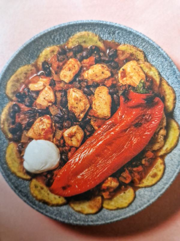 Chili con Pollo mit gerösteter Spitzpaprika, auf einem Röstkarto | Hochgeladen von: Merrique