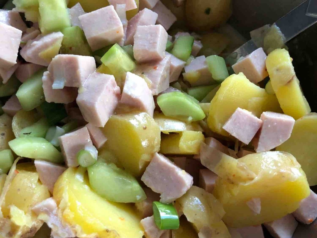 Kartoffelsalat, mit Fleischwurst und Gurke von Fergy | Hochgeladen von: Fergy