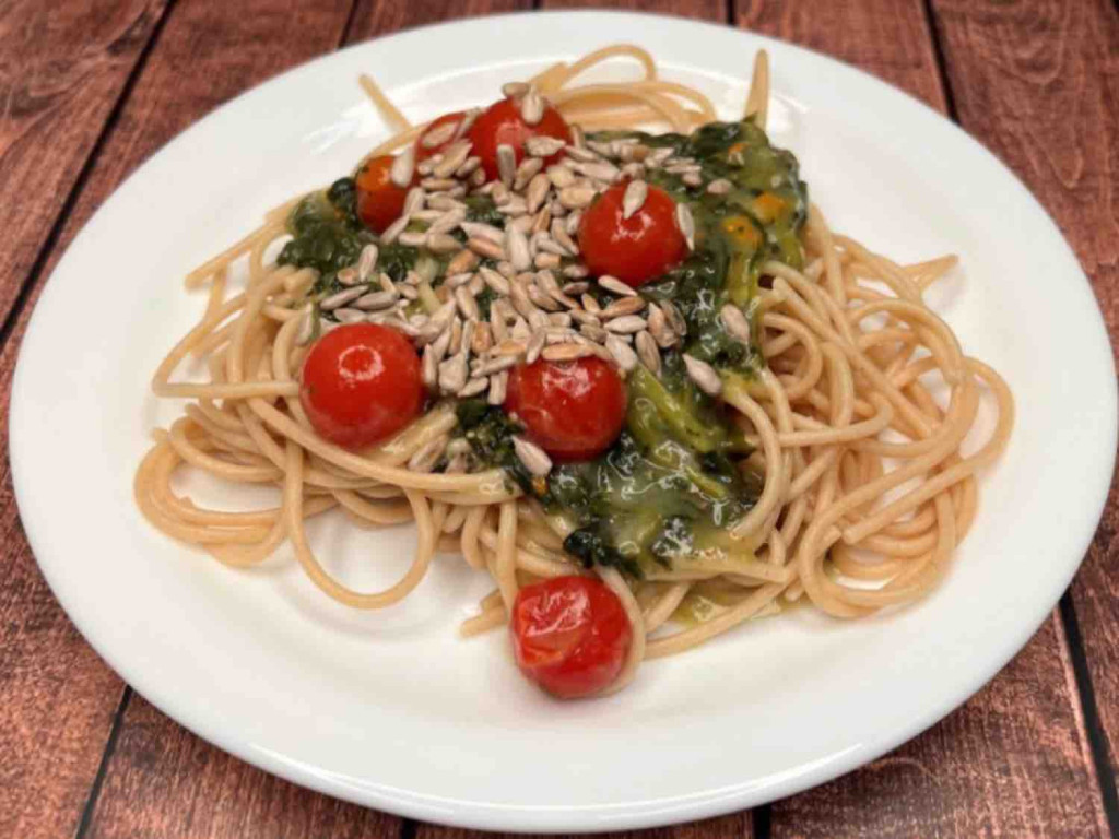 Vollkornspaghetti, mit Stiemus, Kirschtomaten und gerösteten Son | Hochgeladen von: laurinka