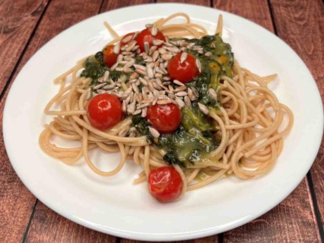 Vollkornspaghetti, mit Stiemus, Kirschtomaten und gerösteten Son | Hochgeladen von: laurinka