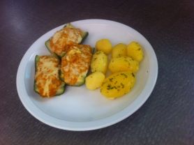 Gefüllte Zucchini Tandoori Art mit Petersilkartoffeln | Hochgeladen von: Andy92