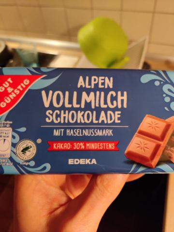 Alpenvollmilchschokolade, mit Haselnussmark von FancyCat1108 | Hochgeladen von: FancyCat1108