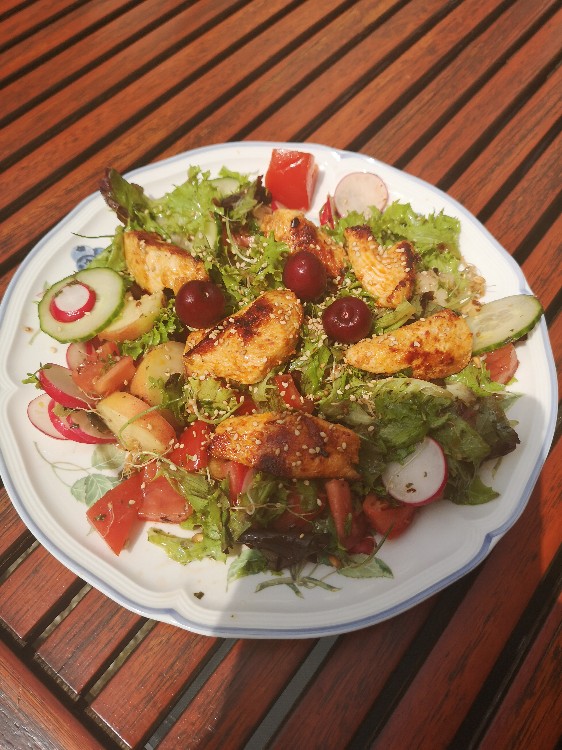 Knackiger Blattsalat mit Hühnerbruststreifen mit Croutons und Jo | Hochgeladen von: Motema