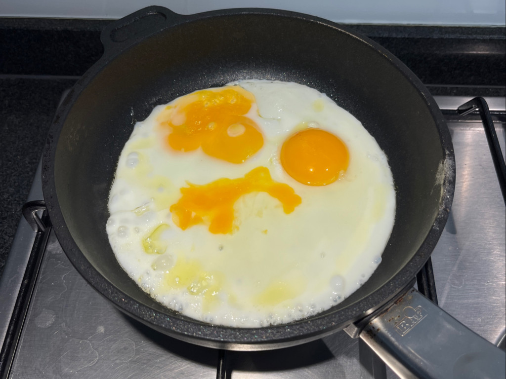 3 Eiweiß 1 Eigelb gebraten von simonm1 | Hochgeladen von: simonm1 3 Eiweiß 1 Eigelb gebraten von simonm1 | Hochgeladen von: simonm1