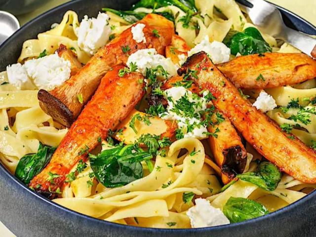 Fettuccine mit Honig-Ziegenkäse-Crumble, Thymian-Butter & karame | Hochgeladen von: clairestw Fettuccine mit Honig-Ziegenkäse-Crumble, Thymian-Butter & karame | Hochgeladen von: clairestw