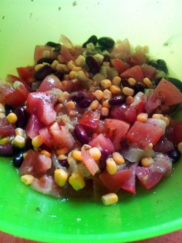 gemischter Salat (Gurke, Tomaten, Mais, Bohnen + Öldressing! | Uploaded by: dorFreak