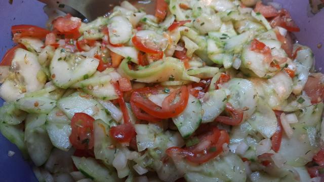 Gurken-, Tomatensalat mit Zwiebel und Lauch, Essig, wenig Öl von | Hochgeladen von: Dreli74