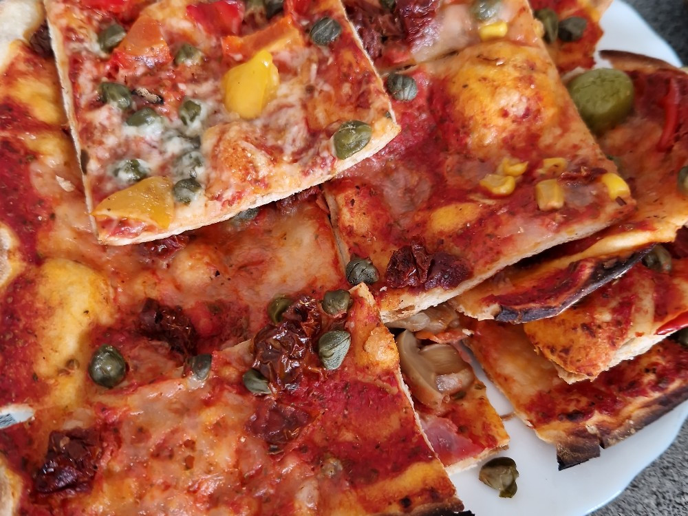 Pizza selbstgemacht von Resi. | Hochgeladen von: Resi. Pizza selbstgemacht von Resi. | Hochgeladen von: Resi.