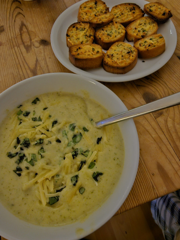 Brokkoli-Kartiffel-Suppe, Mit Pinienkernen und käsigem Knoblauch | Hochgeladen von: Jemren
