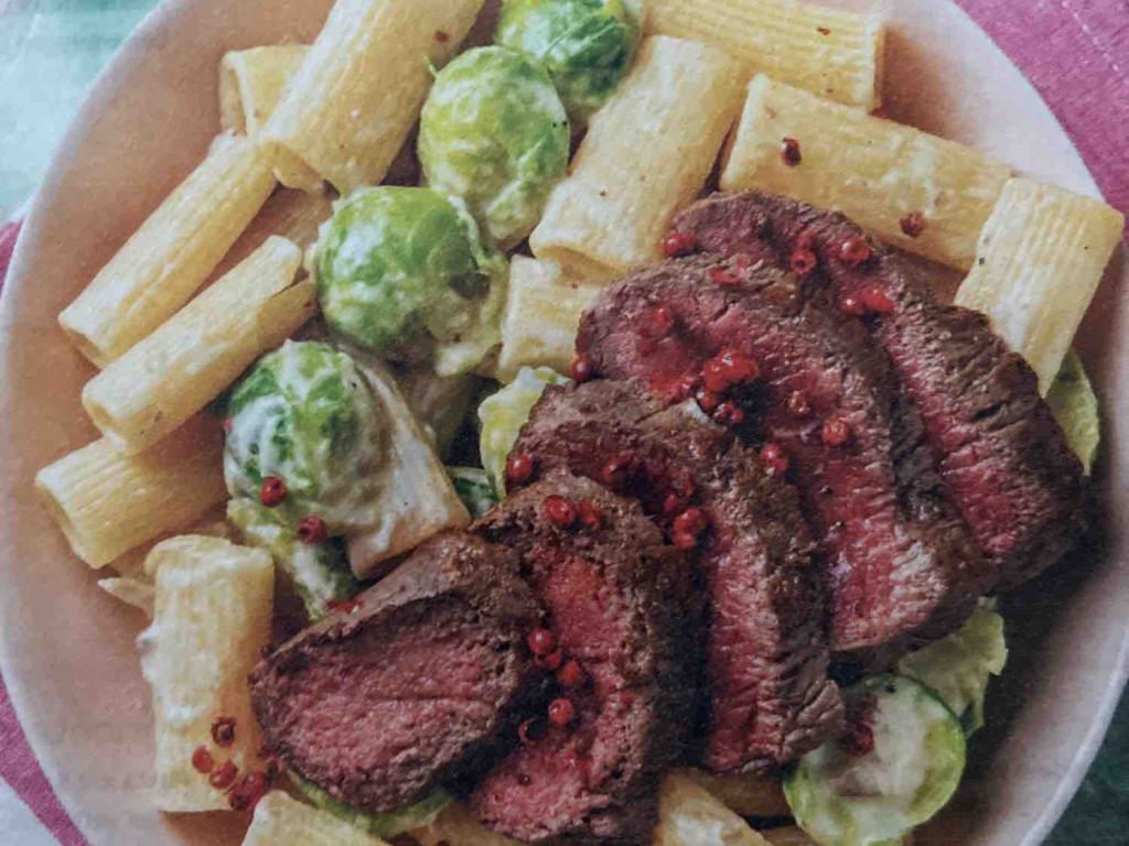 Rindersteak auf Rigatoni in Pfefferrahmsoße, mit Rosenkohl von F | Hochgeladen von: Fatboyslim87