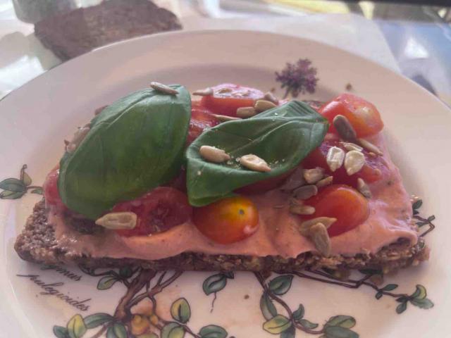 Tomaten-Quark-Brot, Quark 100gr, Tomatenmark 2TL, Basilikum, Son | Hochgeladen von: ArnoR