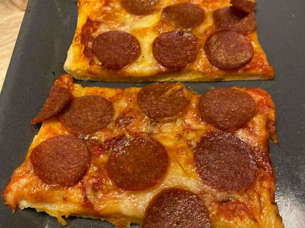 Ilonas Pizza mit Pepperoni, Pilzen und Pepperoni-Salami von Cond | Hochgeladen von: Conde