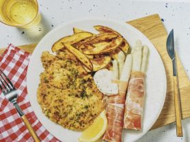 Kräuterschnitzel mit Spargel in Prosciutto dazu Kartoffelspalten | Hochgeladen von: Fabyious