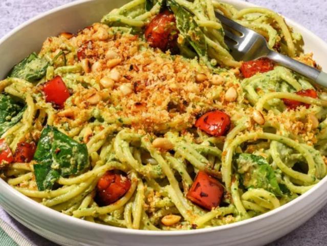 Spaghetti mit Avocado-Basilikum-Pesto, und Pinienkernen-Panko-Cr | Hochgeladen von: Fddb#1