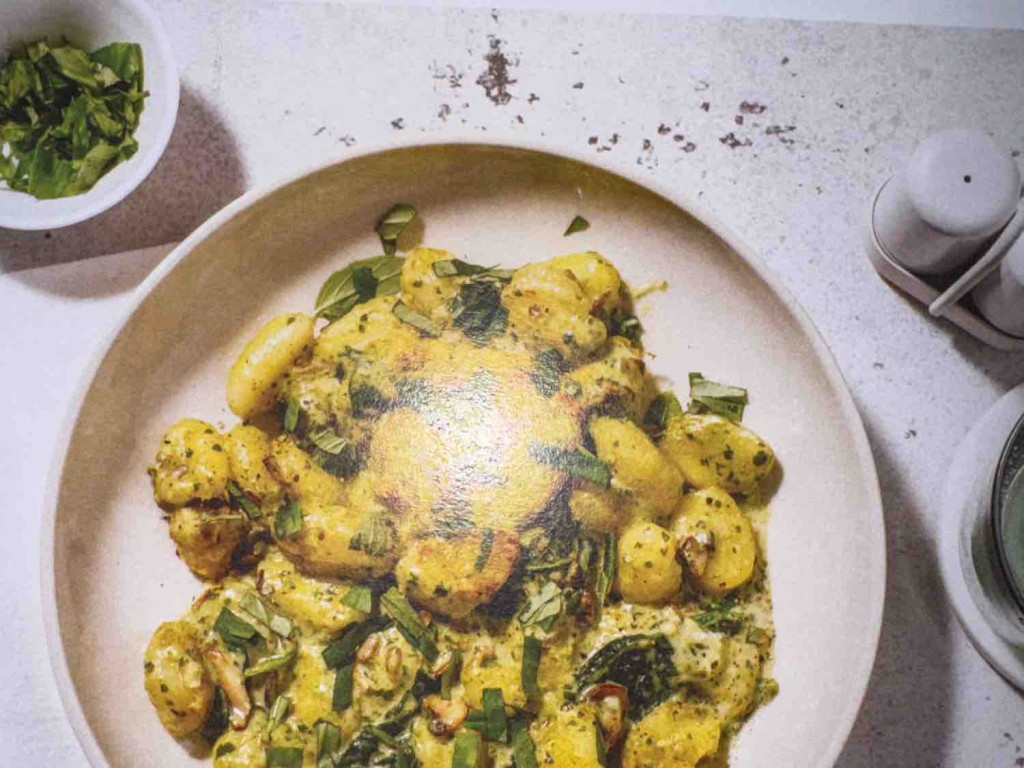 Gnocchi-Spinat-Auflauf mit Champignons, in Basilikumcremesoße, d | Hochgeladen von: mgt.24