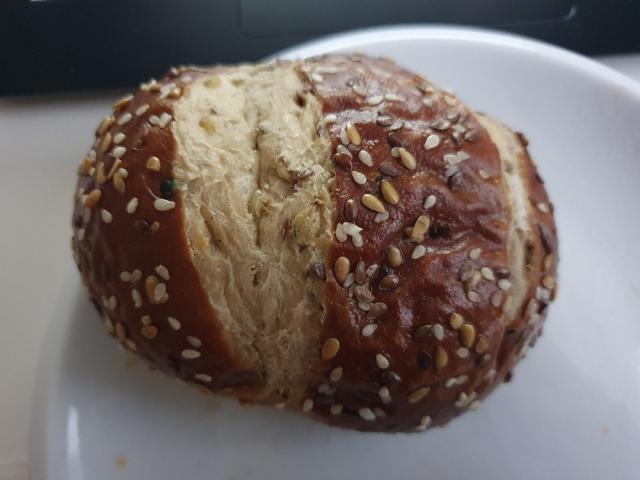 Laugen-Dinkelbrötchen, mit Ölsaaten von Dranbleiben | Hochgeladen von: Dranbleiben